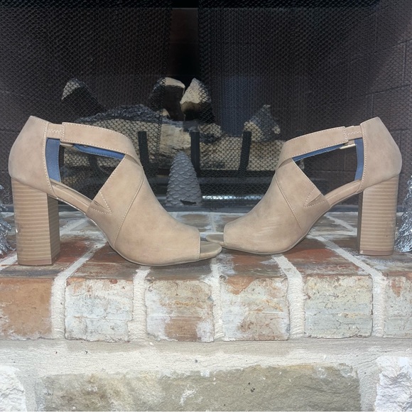 Dolce by Mojo Moxy Tan Heeled Sandals - Picture 9 of 12